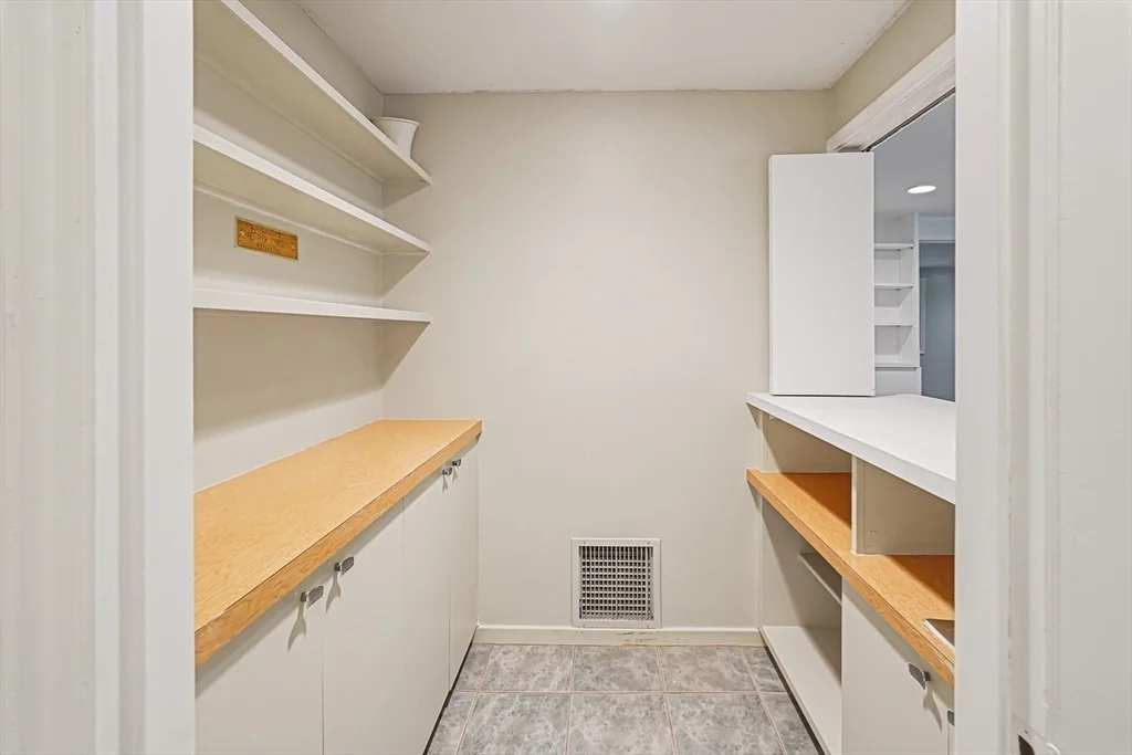 Photo of 17 Crowningshield Dr