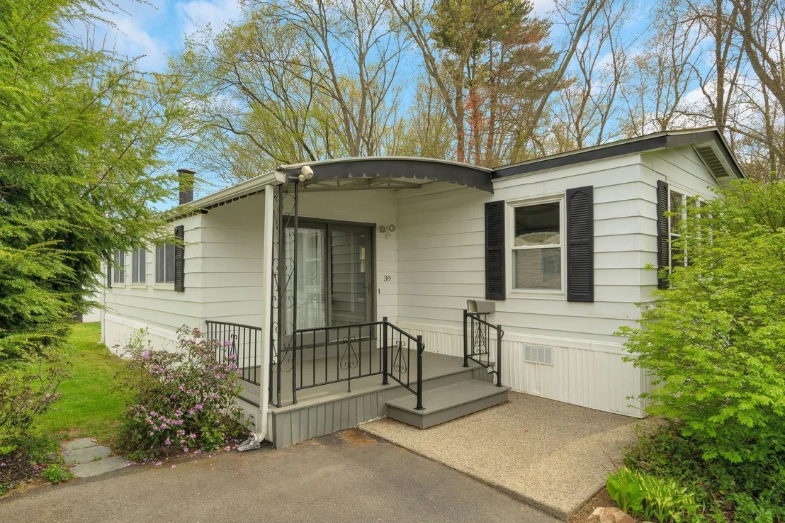 Photo of 39 Thayer Dr
