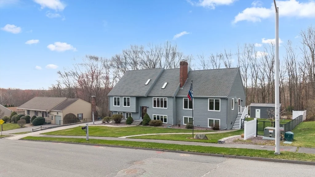 Photo of 16 Flint Pond Rd