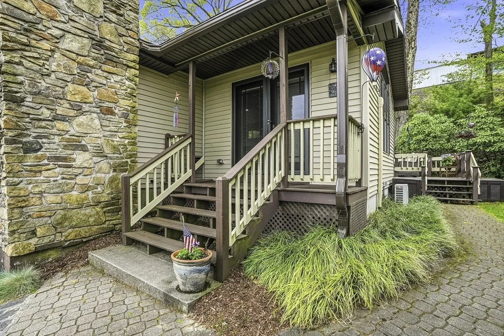Photo of 460 Lake Ave