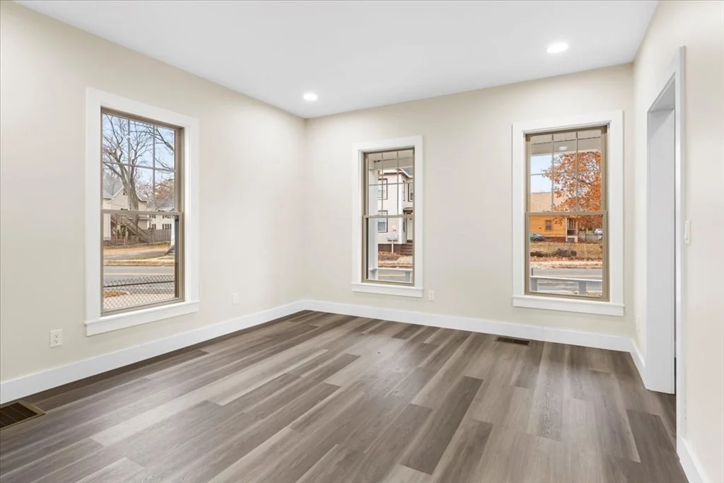 Photo of 123 Bay St