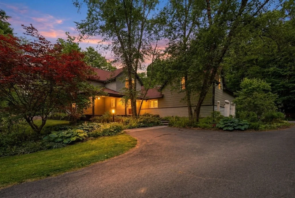 Photo of 18 Eveningstar Dr