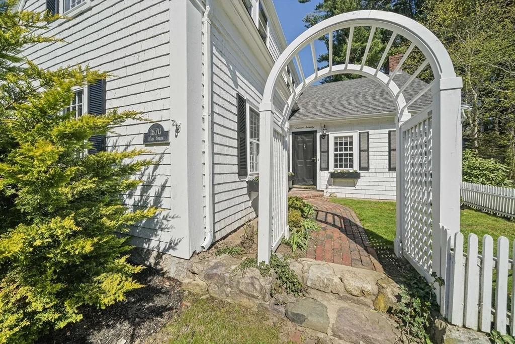 Photo of 1670 Main St