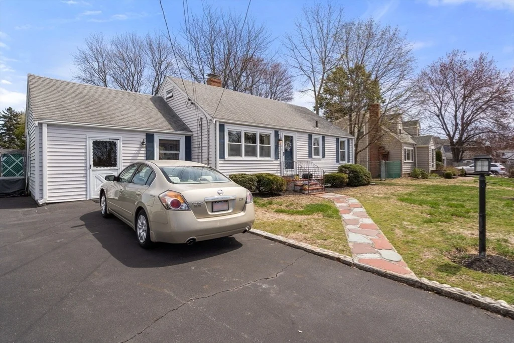 Photo of 28 Saint Dennis Dr