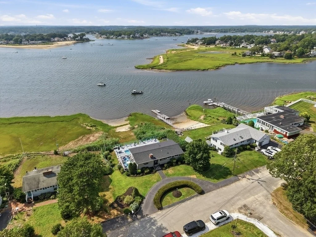 Photo of 79 Edgewater Dr