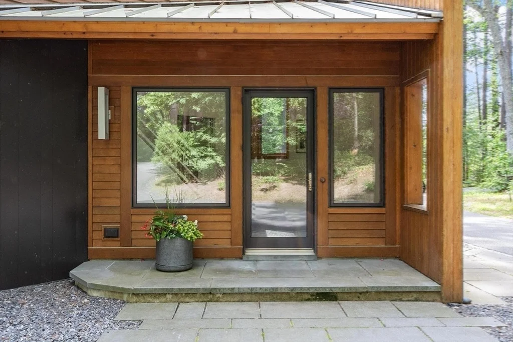 Photo of 389 River Rd