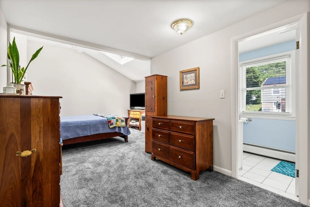 Photo of 905 Riverside Dr