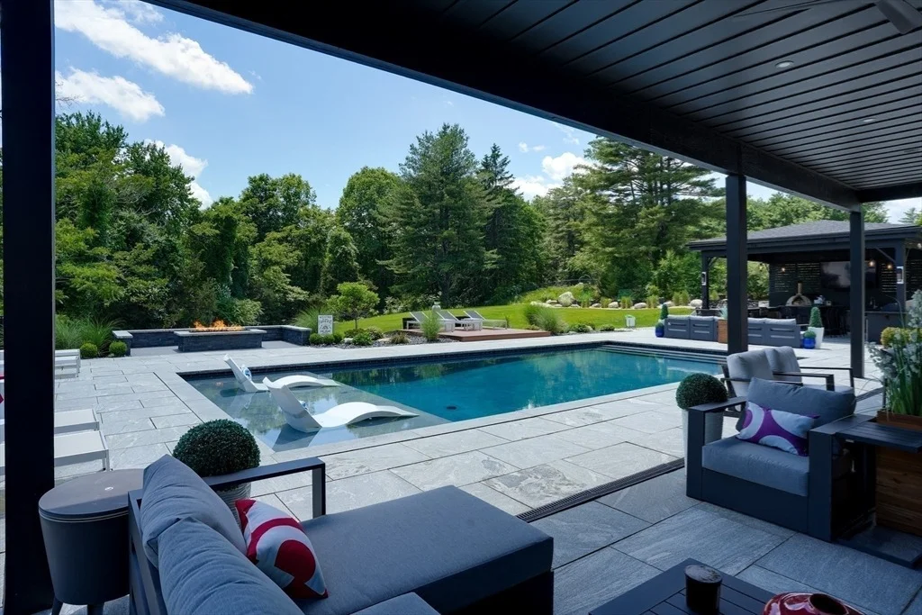 Photo of 556 Middle Road