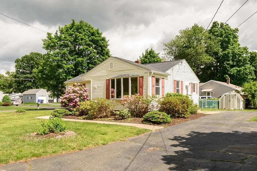 Photo of 747 N Branch Pkwy