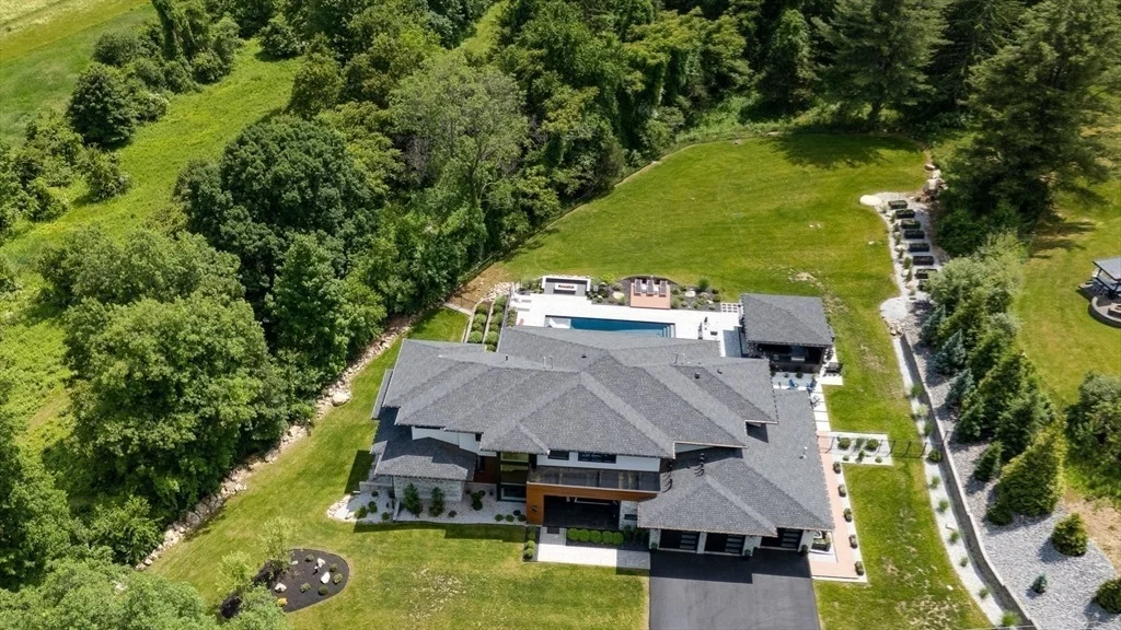 Photo of 556 Middle Road