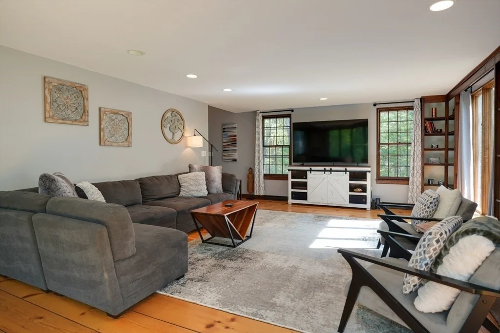Photo of 18 Bay Path Dr