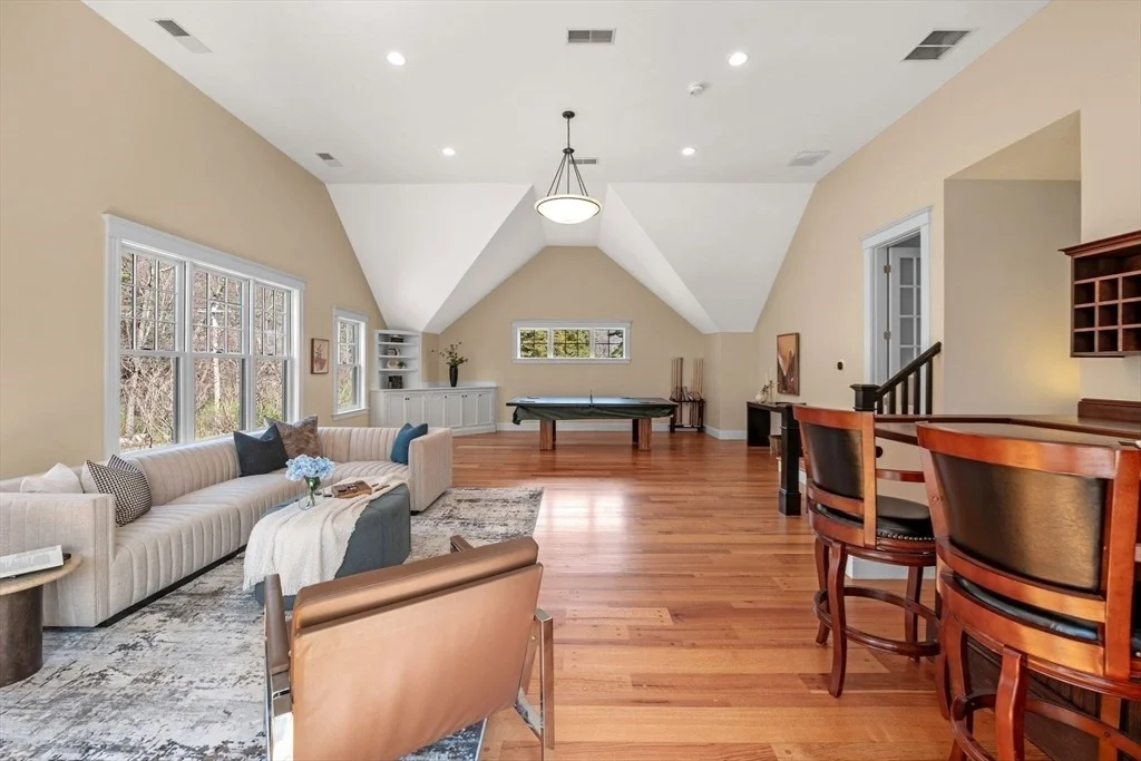 Photo of 102 River Rd