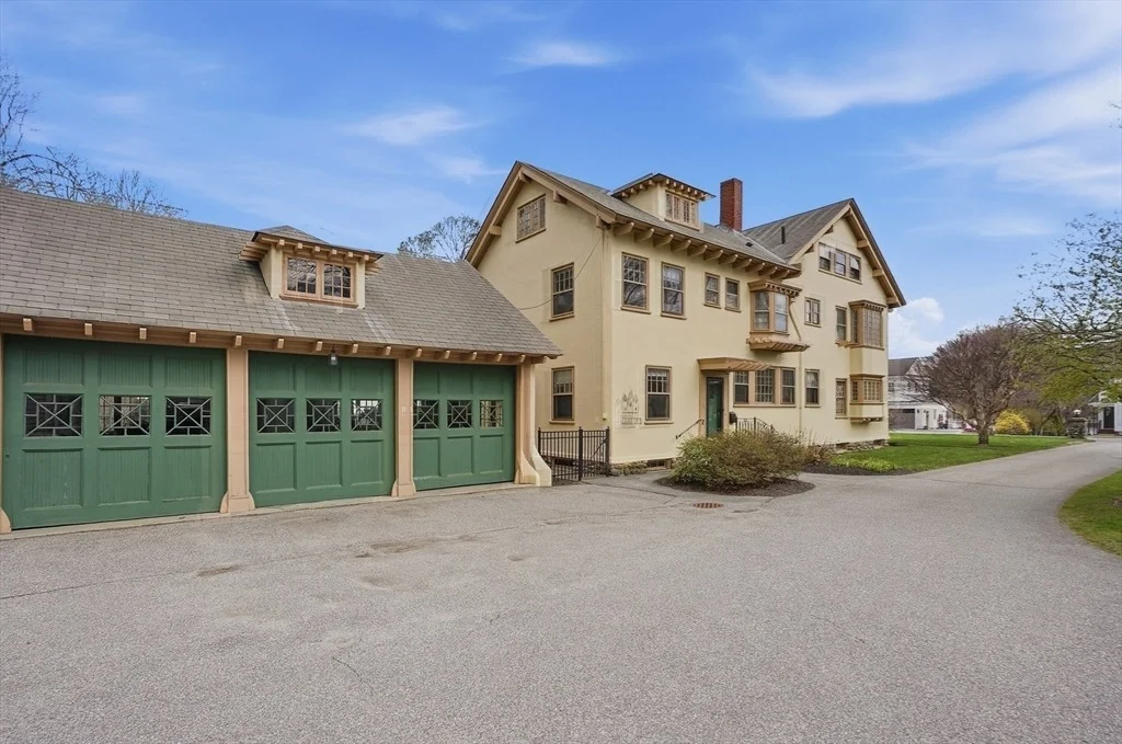 Photo of 372 Main St