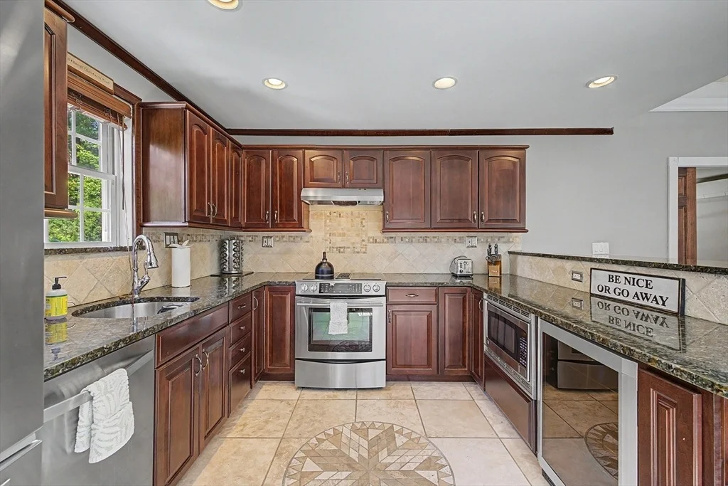 Photo of 195 Westhampton Rd
