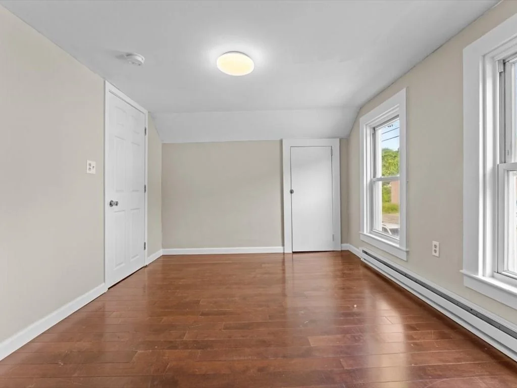Photo of 433 Main St