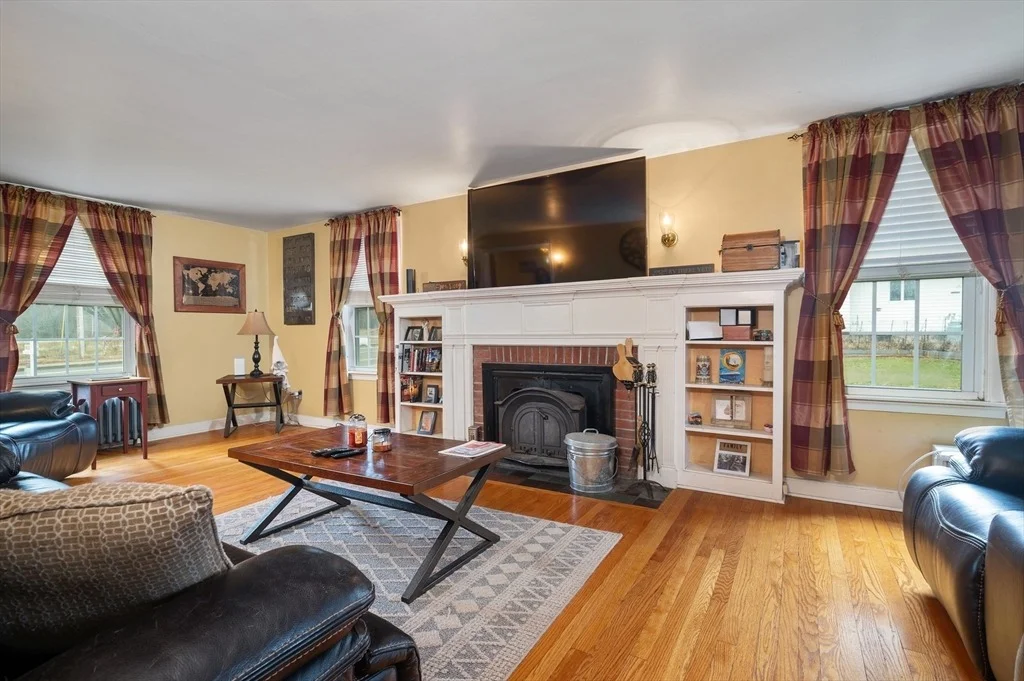 Photo of 1261 Putnam Pike