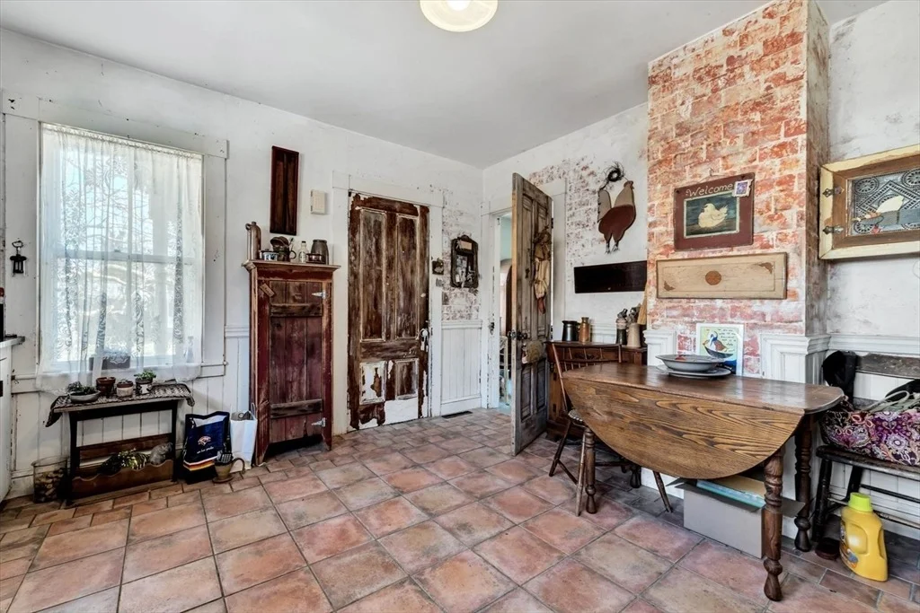 Photo of 2241 Main St