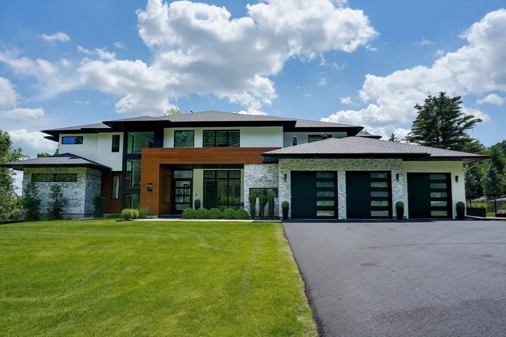 Photo of 556 Middle Road