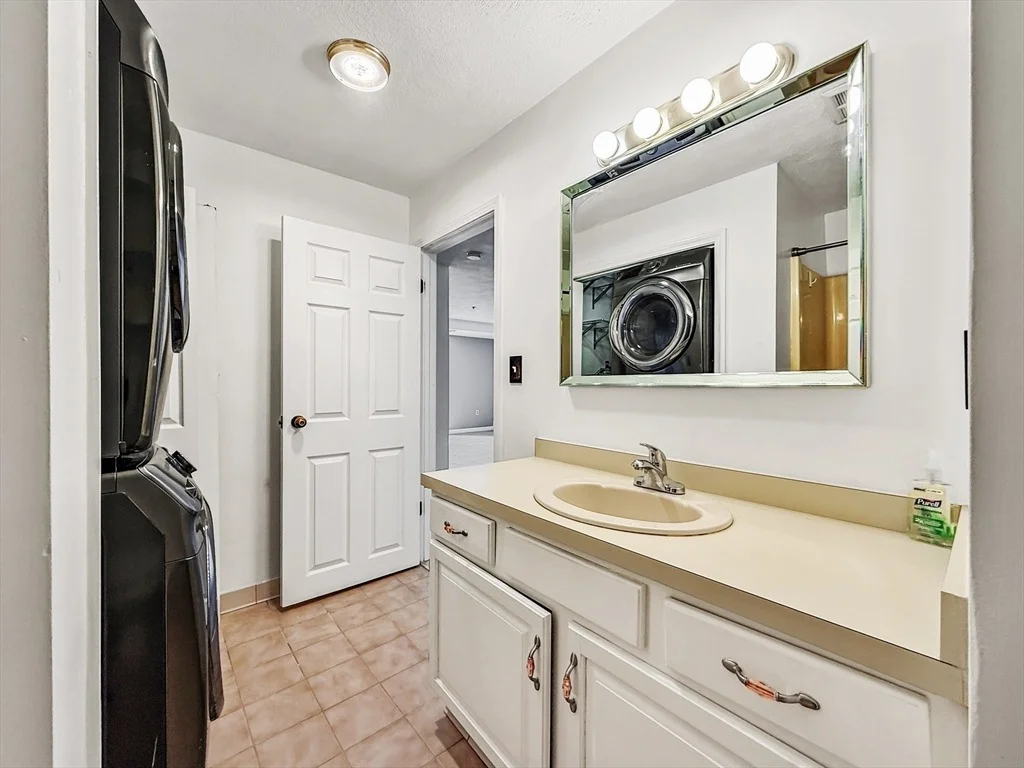Photo of Unit 304 at 39 Parlin St