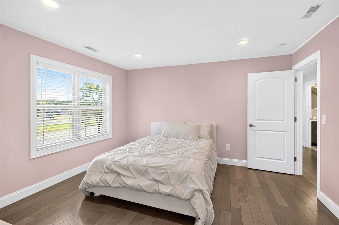 Photo of 537 Southwick Rd