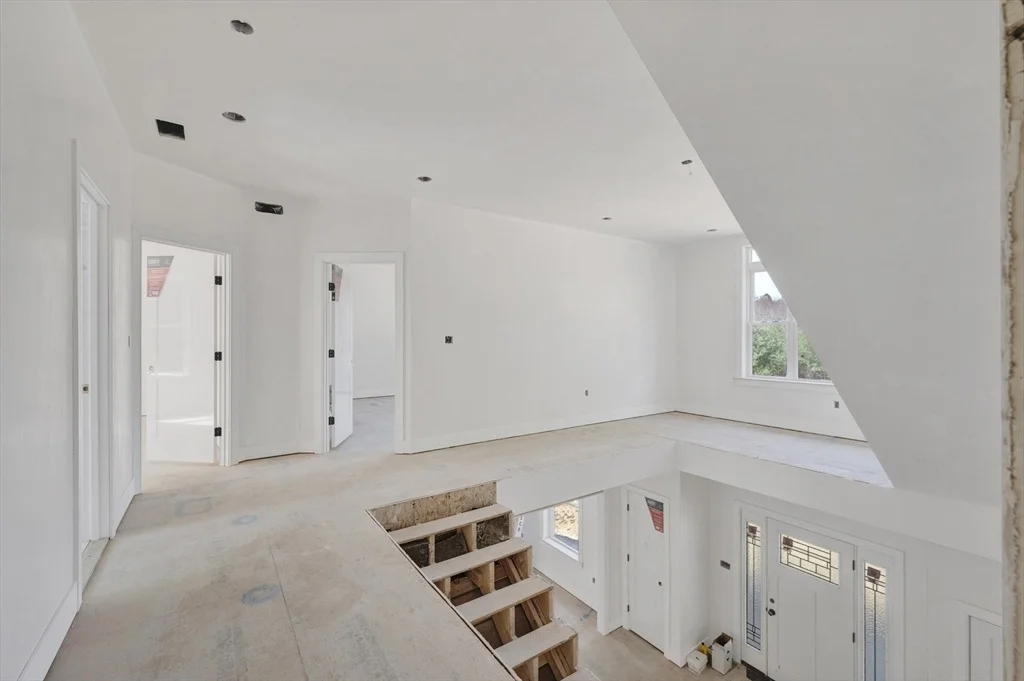 Photo of 18 Macdonald Dr
