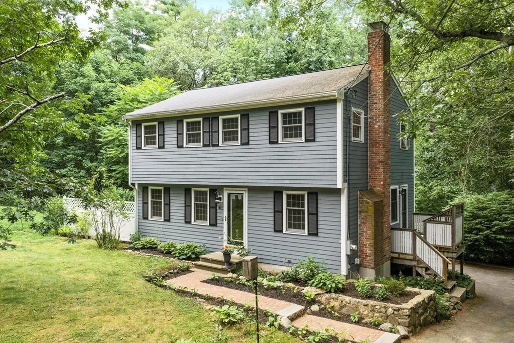 Photo of 215 Middle Rd