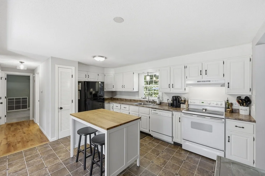 Photo of 175 Pontoosic Rd