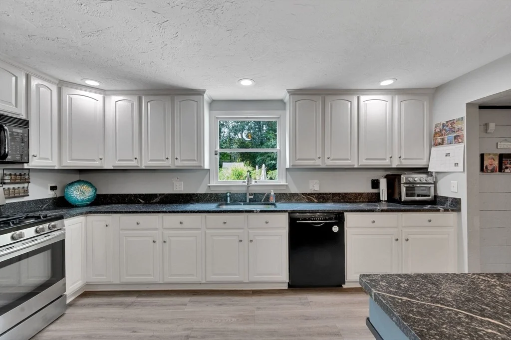 Photo of 86 Edgewater Dr