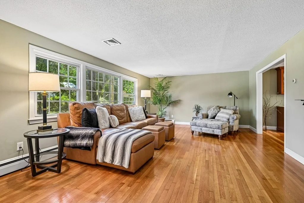 Photo of 6 Briarwood Dr