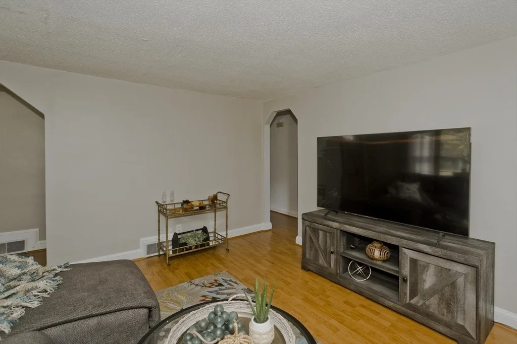 Photo of 351 Apremont Hsy