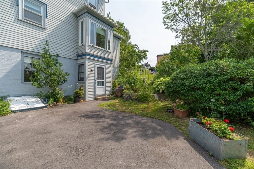 Photo of 32 Blynman Avenue