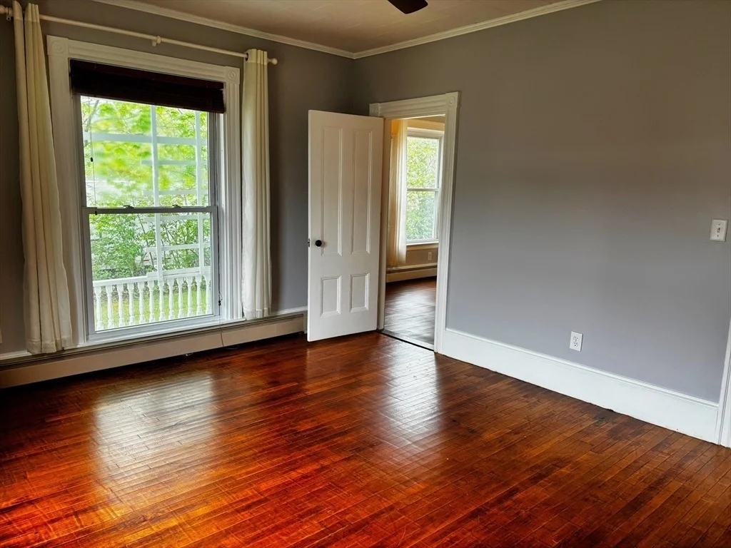 Photo of 1048 Main St