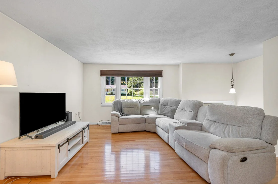 Photo of 7 Hickory Dr