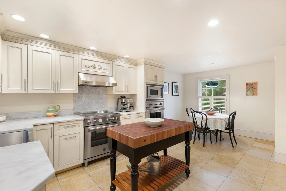 Photo of 82 Old River Place