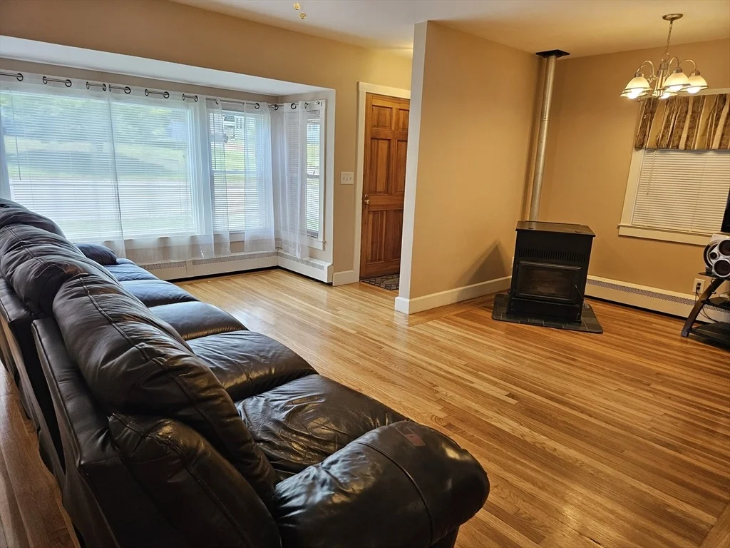 Photo of 461 River Rd