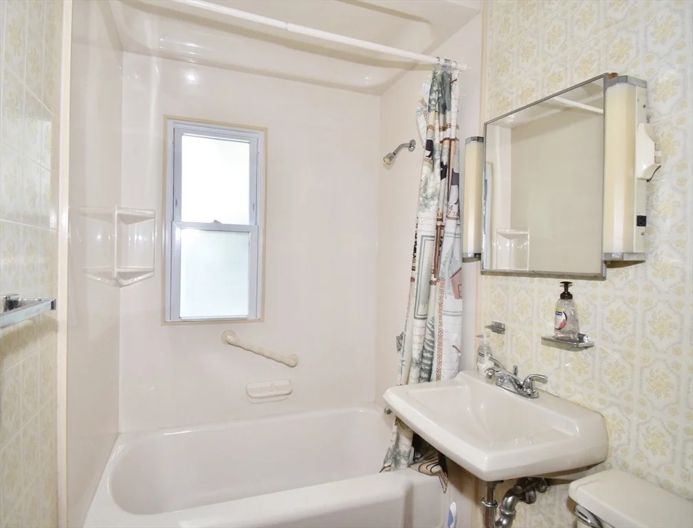 Photo of 631 James St