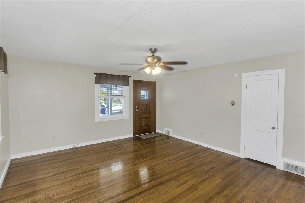 Photo of 582 Broadway St