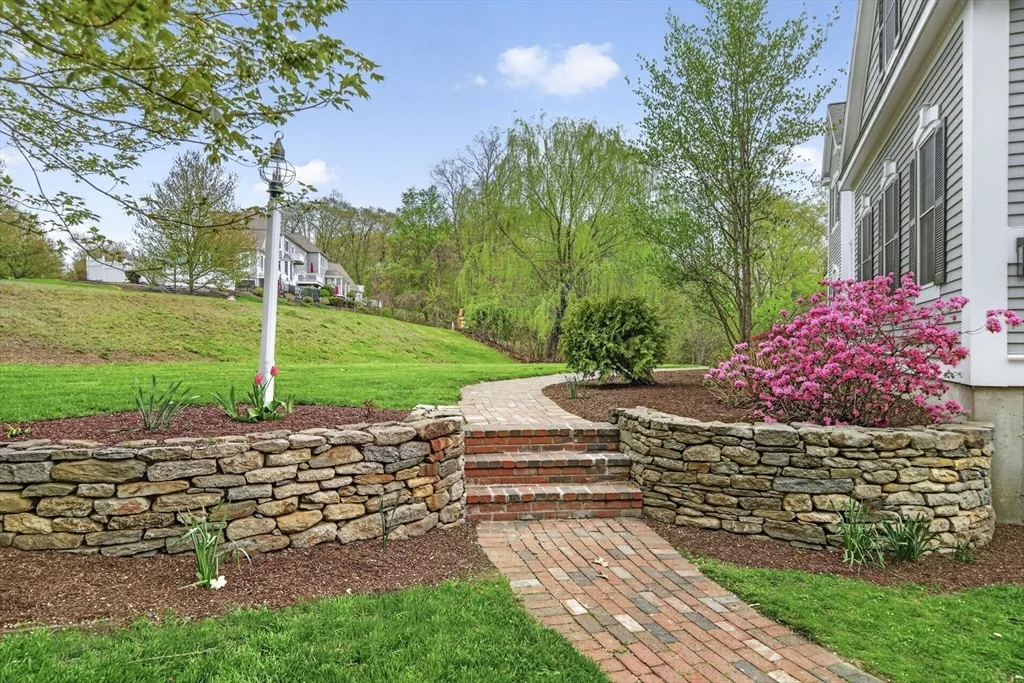 Photo of 19 Estabrook Ln