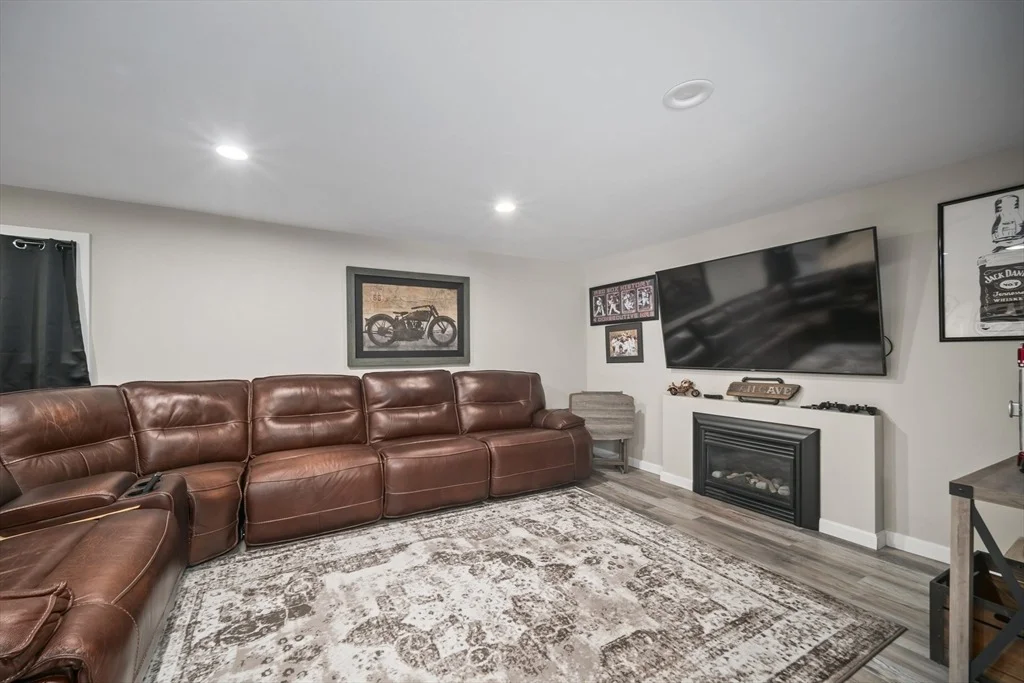 Photo of 76 Maplewood Cir