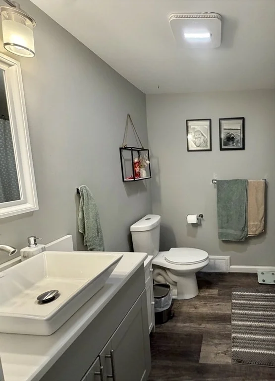 Photo of 412 Island Pond Rd