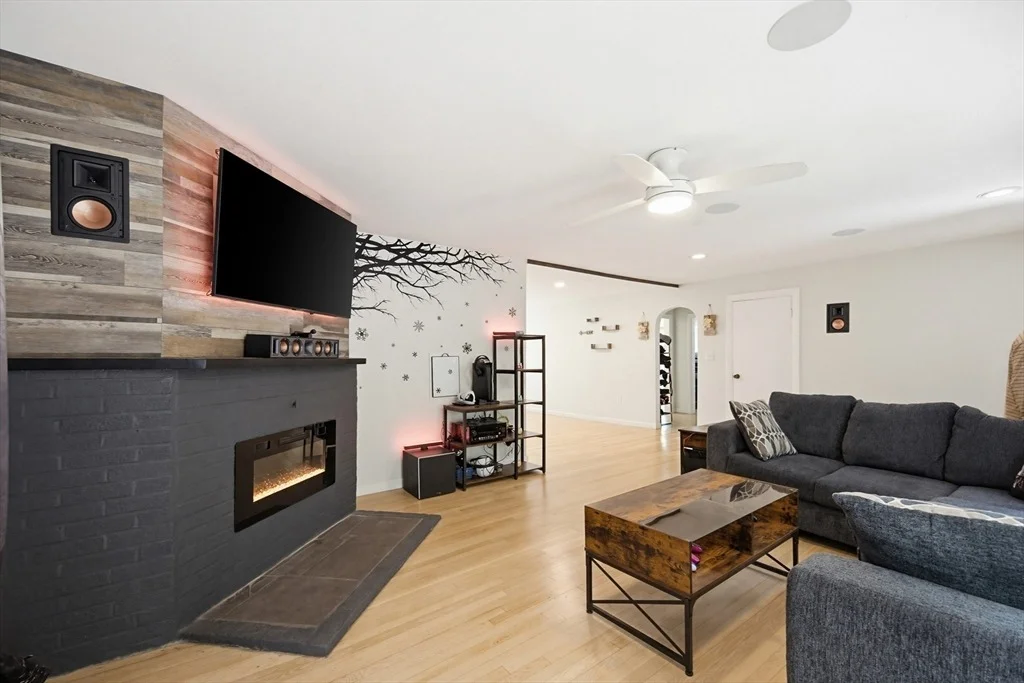 Photo of 101 Edgewater Dr
