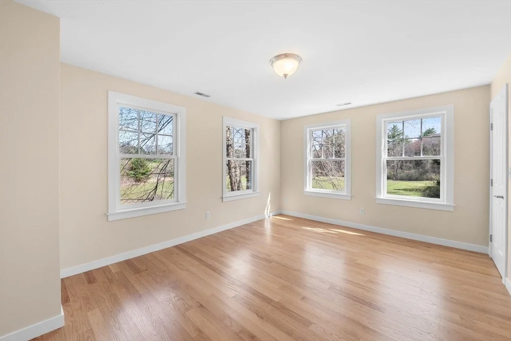 Photo of 102 River Rd