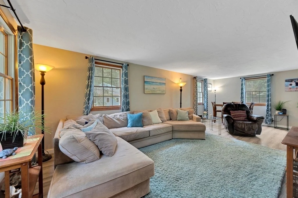 Photo of 86 Edgewater Dr