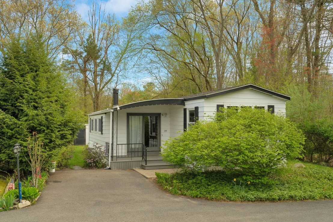 Photo of 39 Thayer Dr
