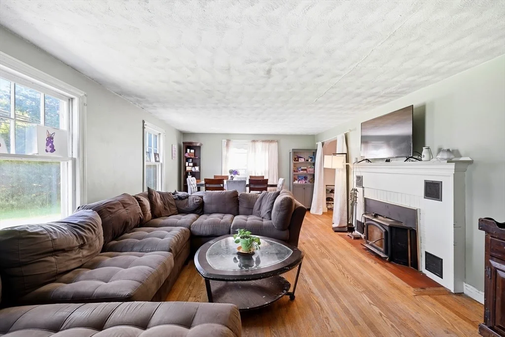 Photo of 219 Old Warren Rd