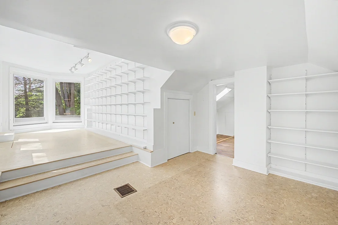 Photo of 293 Meadow Rd