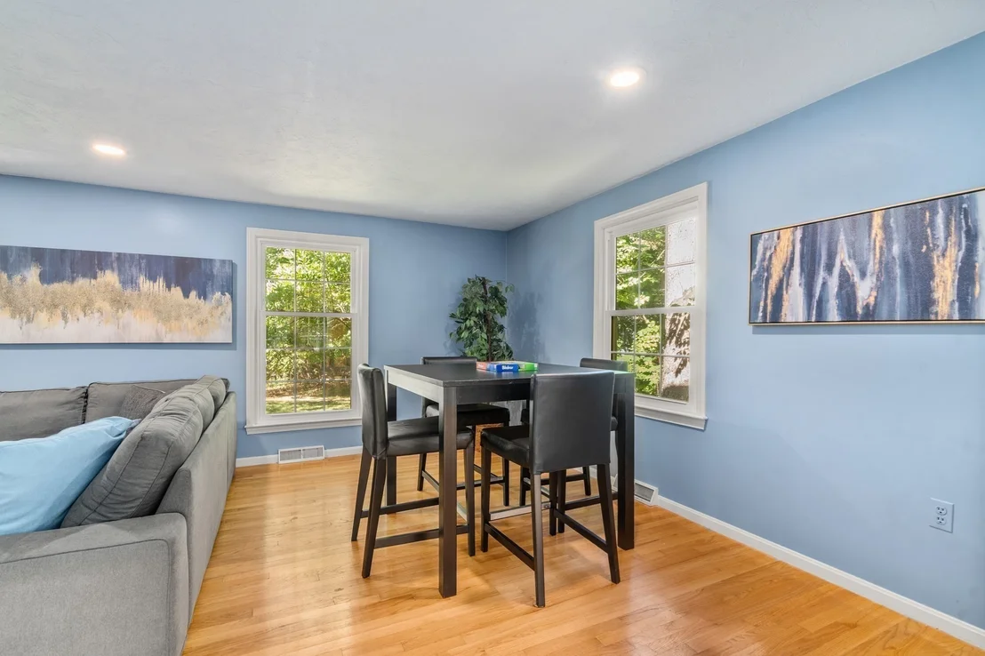 Photo of 942 Salem End Road