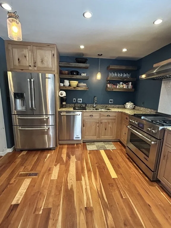 Photo of 552 Dwight Rd