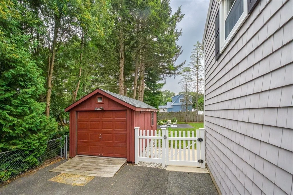 Photo of 83 Loomis Dr