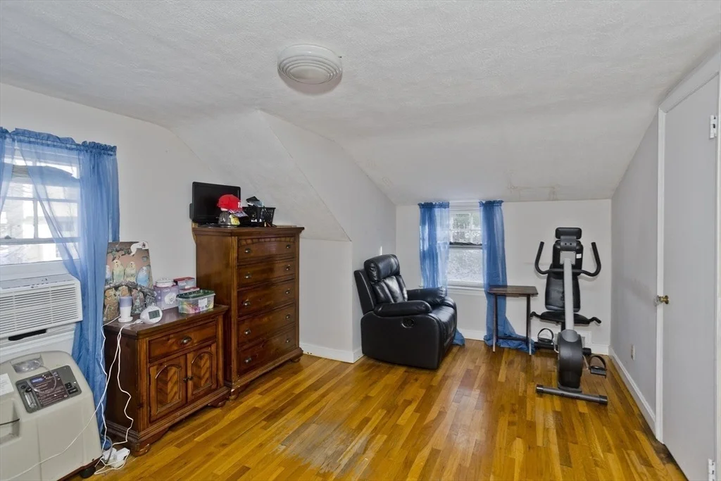 Photo of 647 Plumtree Rd